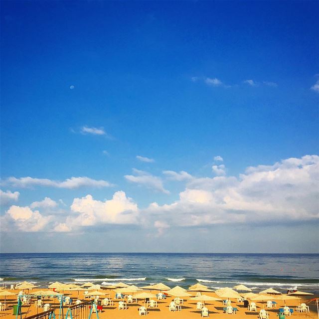 I’d rather spend the day watching the waves crash against the shore. Good... (Ramlat Al Bayda', Beyrouth, Lebanon)