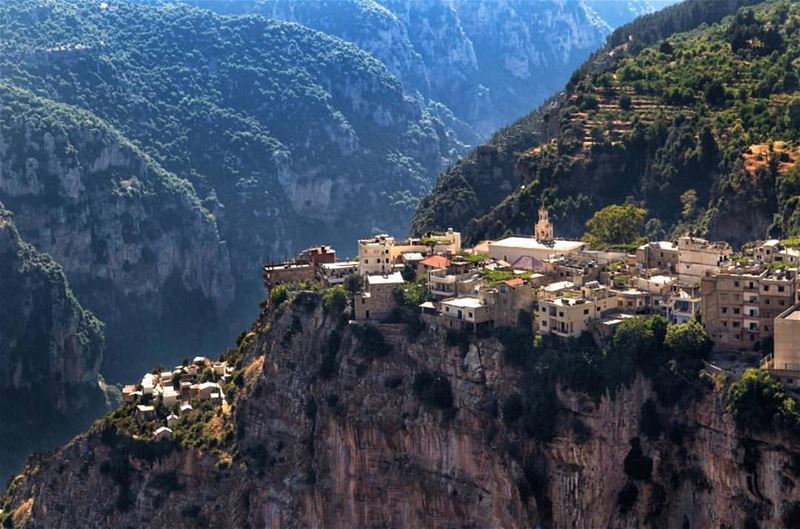 I guess this village should be featured in the next Game of Thrones or... (Hadchît, Liban-Nord, Lebanon)