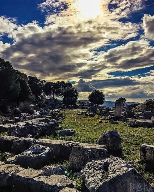 I have seen peace... I have seen pain.. Resting on the shoulders of your... (Aïn Aakrîne, Liban-Nord, Lebanon)