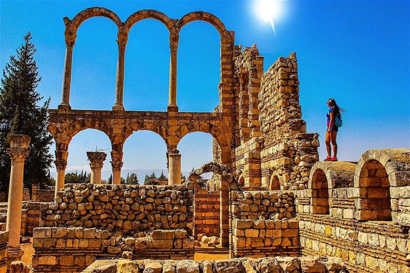 I'm wearing blue in case you didn’t spot me 🙋🏻 Ruins Arcades Anjar... (`Anjar, Béqaa, Lebanon)