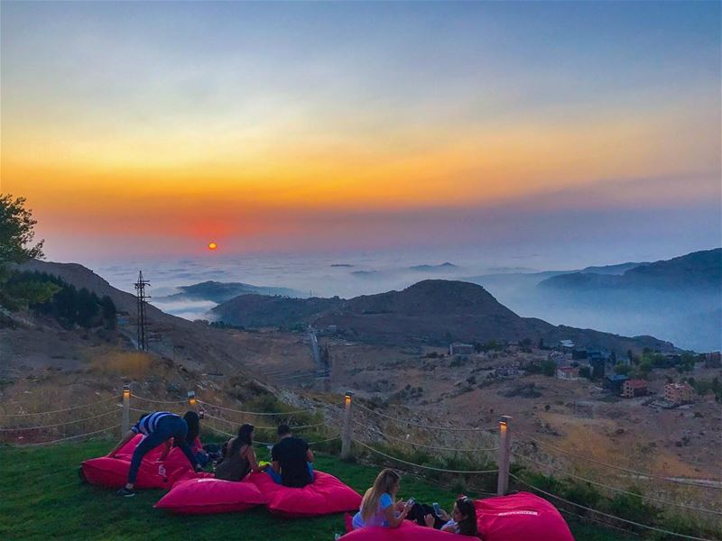 I've got some Sunset vibes 🎈 (Mzaar Kfardebian)
