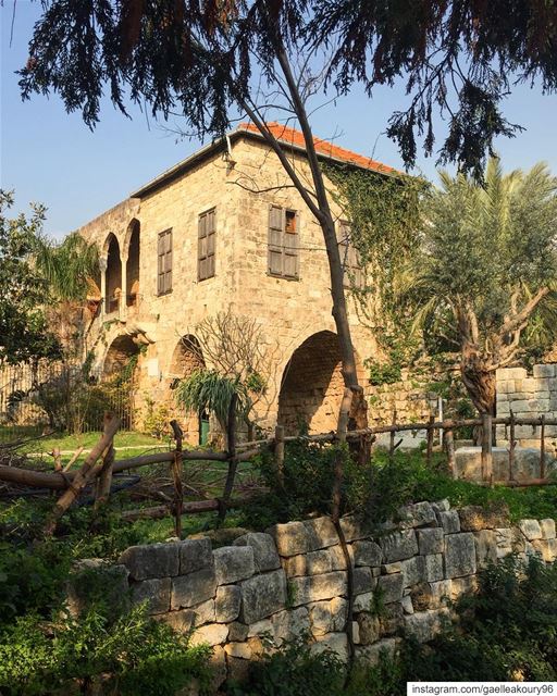 I walk, i look , i see , i turn, i see again, i stop, i photograph 📸 ... (Byblos, Lebanon)