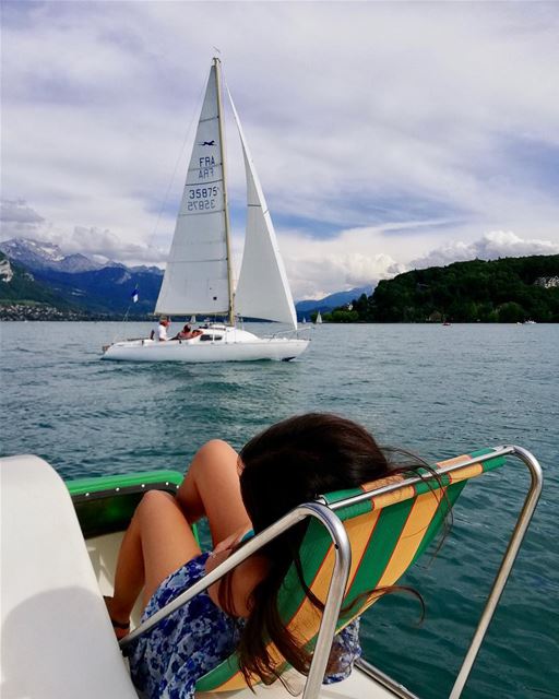 I want to spend my summer here ☀️💙 .......... lebanoneatsfrance... (Sur le lac D'annecy)