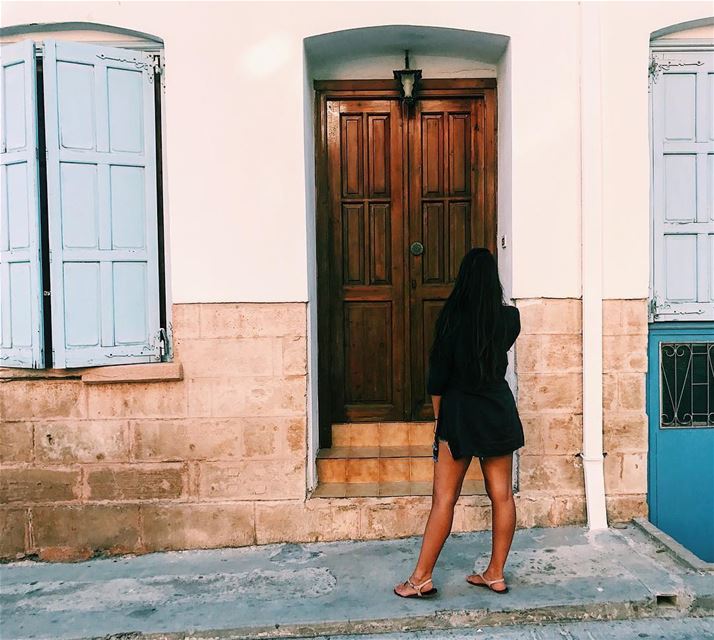 I wonder whether they would invite me in if I stood here long enough 🤔😅... (Aegina, Greece)