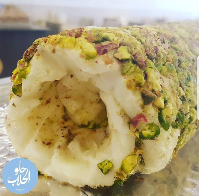 Ice cream ashta ?  بوظة قشطة دق مع فستق حلبي  بوظةقشطة 😍👍😃------------- (Abed Ghazi Hallab Sweets)