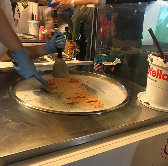 Ice cream rolls in progress 🔵🔴⚫️😋🥛🍓🍫 coldstone  icecream ... (Souk el Akel)