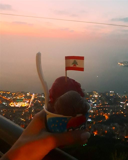 🇱🇧 icecream solves everything 🍨 jounieh  sunset  icecream  jouniehbay ... (Jounieh, Liban)