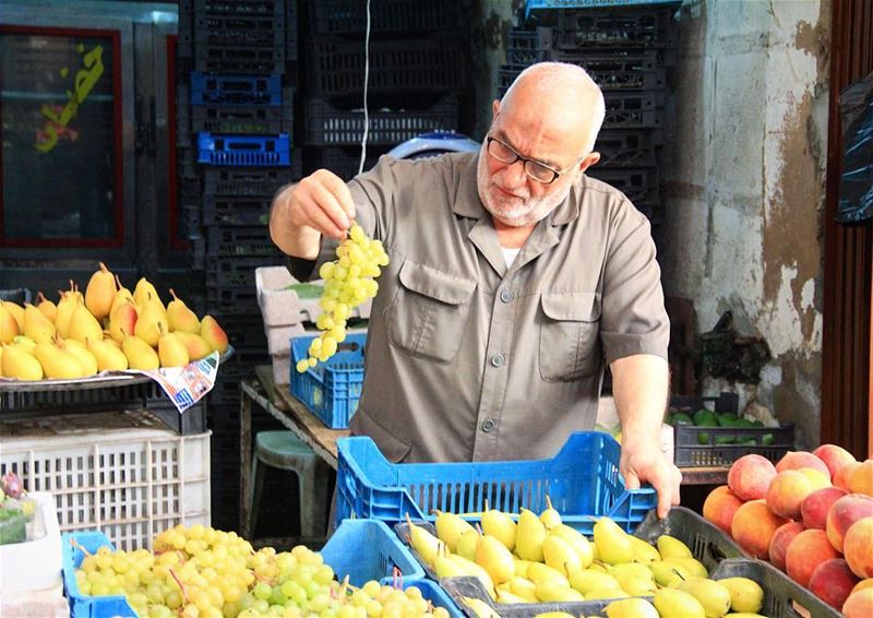 If it's not good it doesn't sell.. grapes  grape  pears  peach  vsco ... (Tripoli Old Souk)