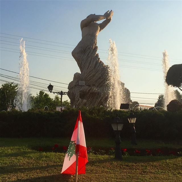  ig_lebanon  ig_capture  ptk_lebanon  photographer  statue  lebanon  flag ... (Zouk Mosbeh)