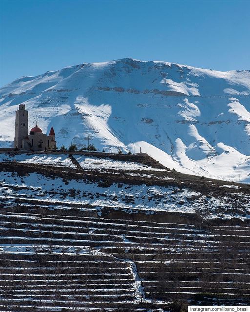 🇱🇧🇧🇷 Igreja e montanha. Típico cartão postal invernal do Líbano.⠀⠀⠀⠀⠀⠀ (Bcharré, Liban-Nord, Lebanon)