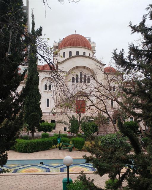 Igreja e praça de St. Nicholas (São Nicolau) no maior bairro cristão de... (Achrafieh, Lebanon)