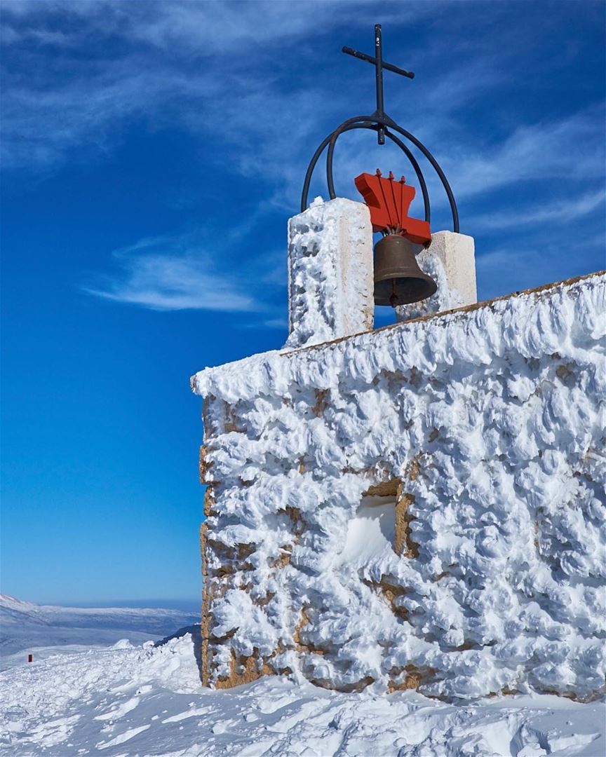 Igrejinha de gelo a 2465m de altitude! 🇱🇧 Little ice church at 2465m... (Mzaar Kfardebian)