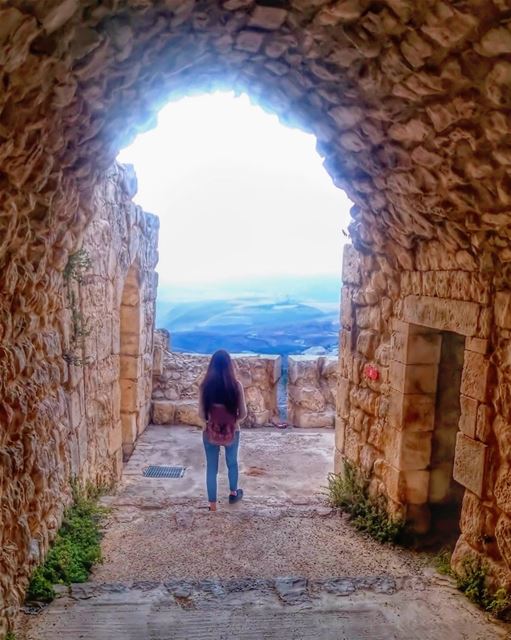 Il faut savoir cacher sa peineSous le masque de tous les jours 🎵... (Beaufort Castle, Lebanon)