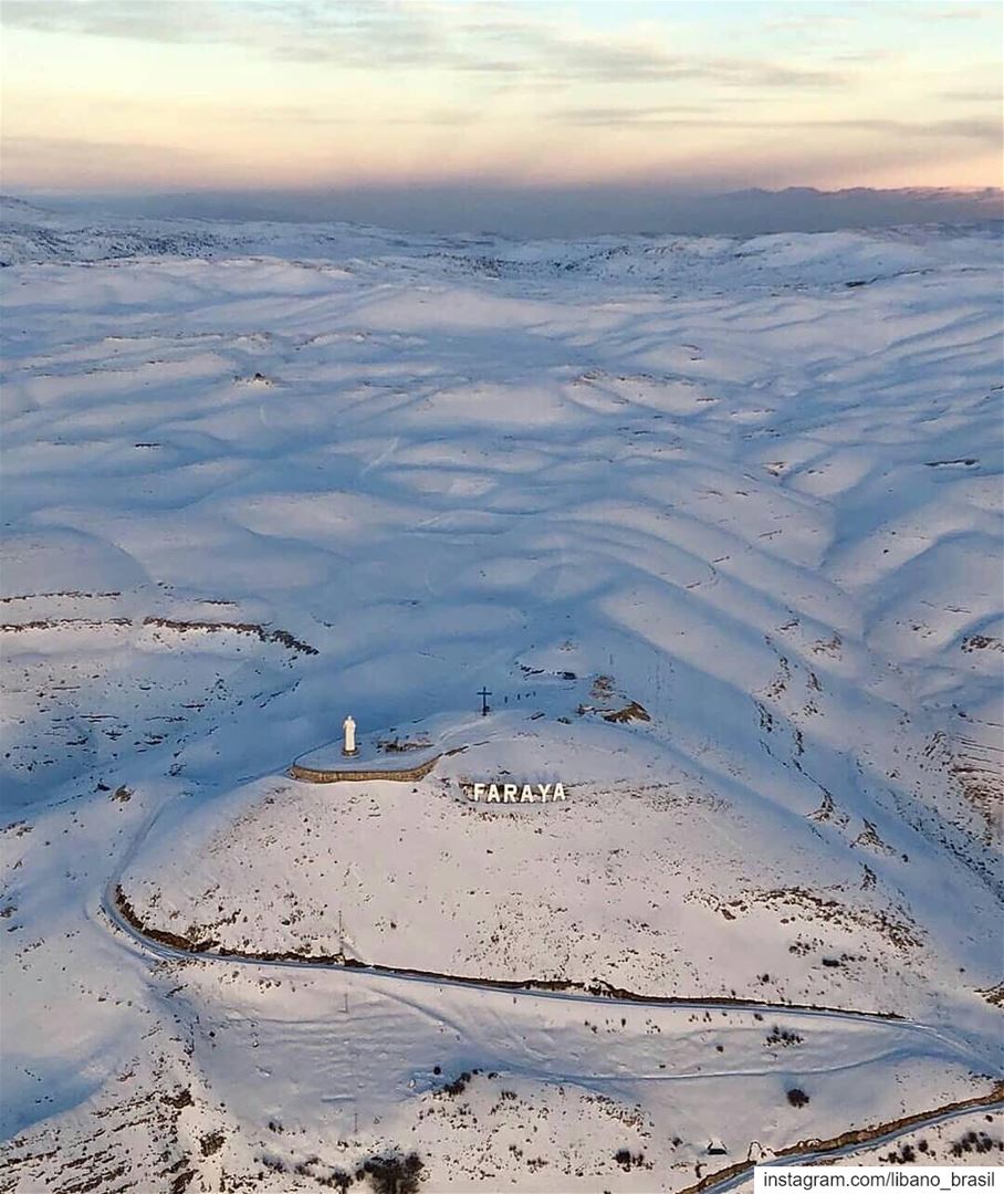 🇱🇧🇧🇷 Imensidão branca das montanhas libanesas cobertas pela neve. É... (Faraya, Mont-Liban, Lebanon)