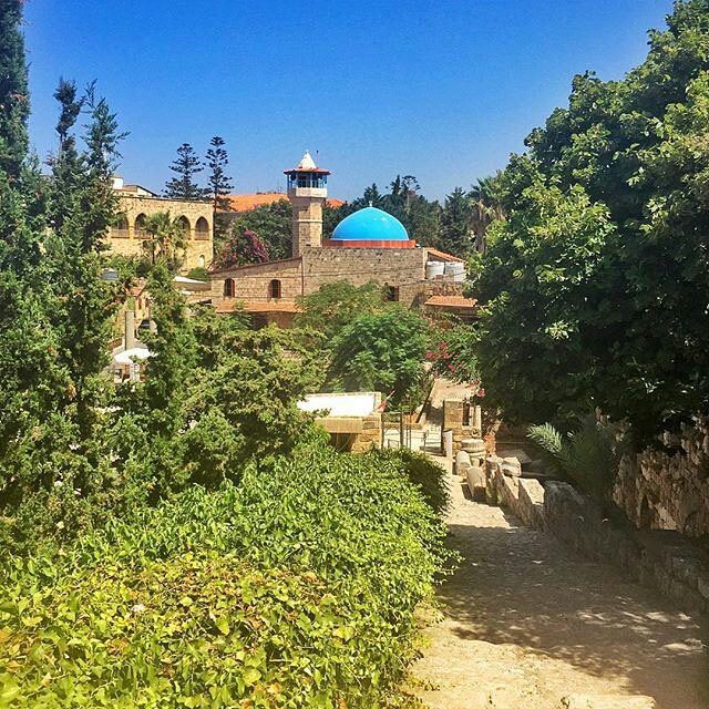 In the southeast section of the historic city of Byblos, near the entrance of the archaeological site, is an old market where tourists can shop for souvenirs and antiques, or simply stroll along the old cobblestone streets and enjoy the architecture.