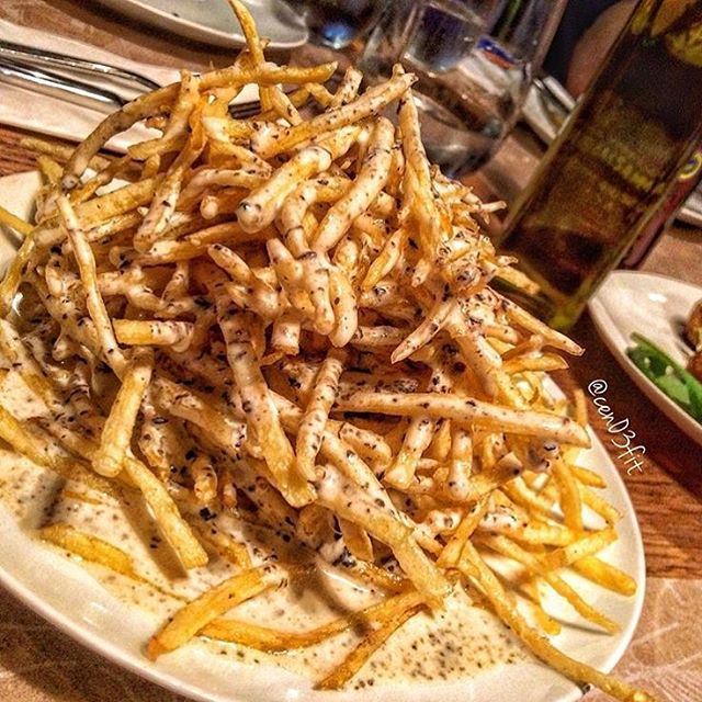 In this weather it's all about eating hot things, meaning French fries with truffle cream sauce!!!! So why hide under a heater when we can eat this and feel awesomely warm!!!!  (Popolo)