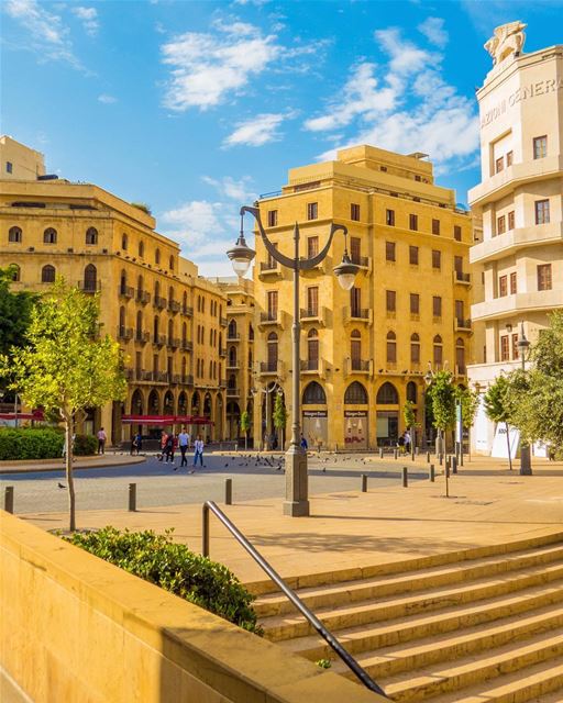 Inspirada pelas arquiteturas francesa, oriental e moderna, Nejmeh Square,... (Downtown Beirut)