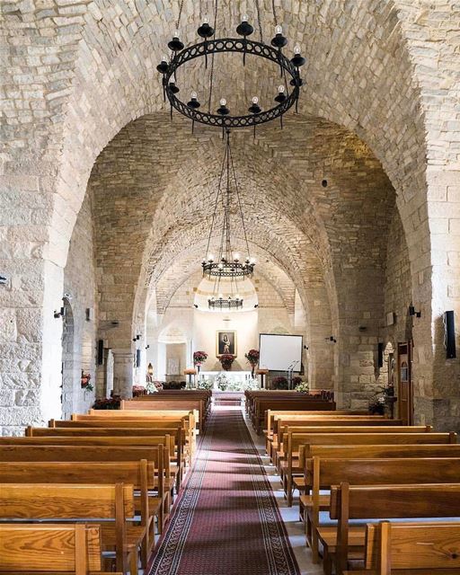 Interior da histórica igreja de Nossa Senhora da Colina, Saydet El Talleh,... (Sayedet El Talleh)