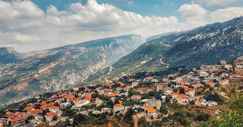 Isn't it an  amazingview? 🏡 amazingviewsoflebanon  livelovedouma ....... (Douma, Liban-Nord, Lebanon)