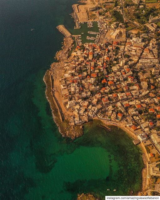 It’s an alliance of two, the city and the sea🌊🏘Can you spot the... (Al Batrun, Liban-Nord, Lebanon)