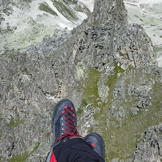 It's cooooold 😨😨  livelovebeirut  paraglidinglife  paragliding ... (Aiguille Grive - 2732 Mètres)