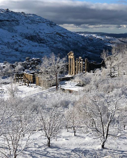 It’s the snow season ❄️☃️❄️ thanks @elieghob for the photo ☃️❄️☃️ ... (Faqra scenes)