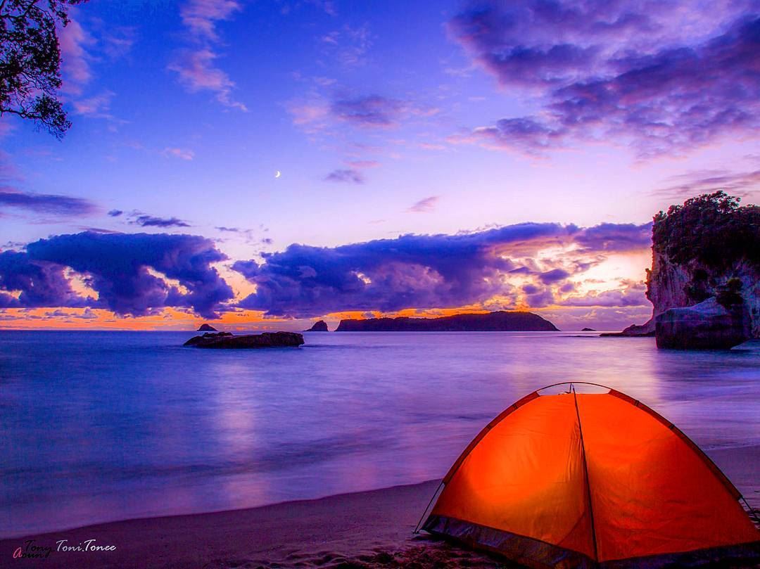 It was a night spent on the beach, near the cathedral cove.I slept late... (Cathedral Cove, Hahei Beach)