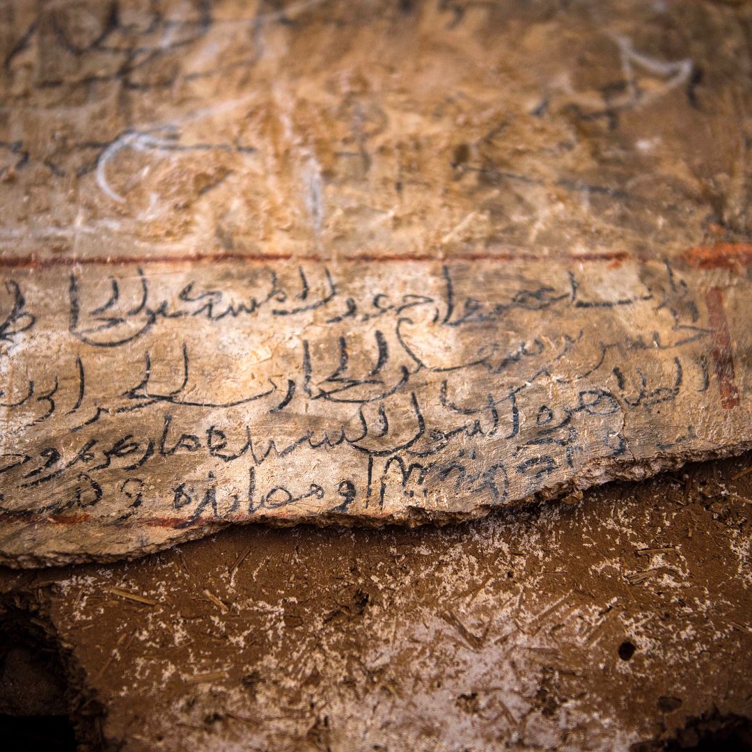 Jeden z monastyrow w Wadi Kadisha. Napis w skalnym kosciele maronickim (chr (Kadisha Valley)