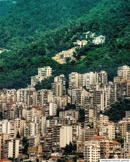  jounieh  jounié  lebanon  picoftheday  byme  landscapephotography ... (Joünié)