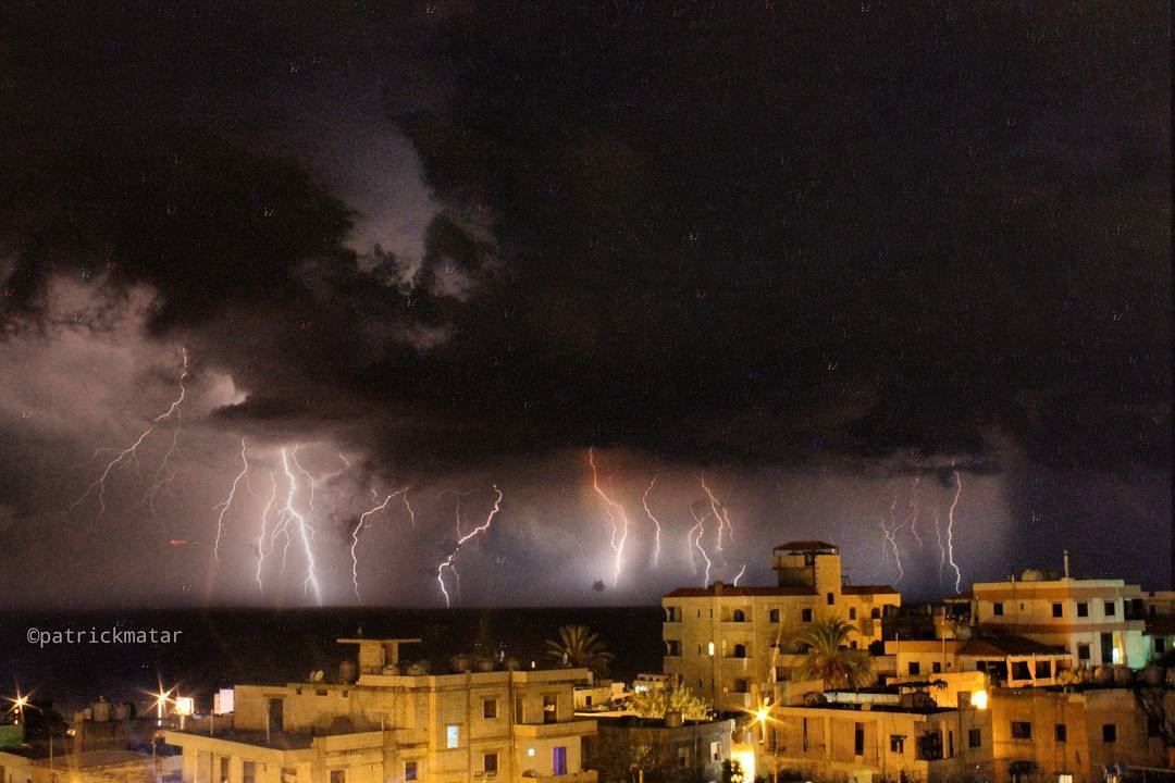 Just a rainy october night ⚡ ceraunophilia  nophotoshop  lebanon  weather... (El Naâme, Mont-Liban, Lebanon)