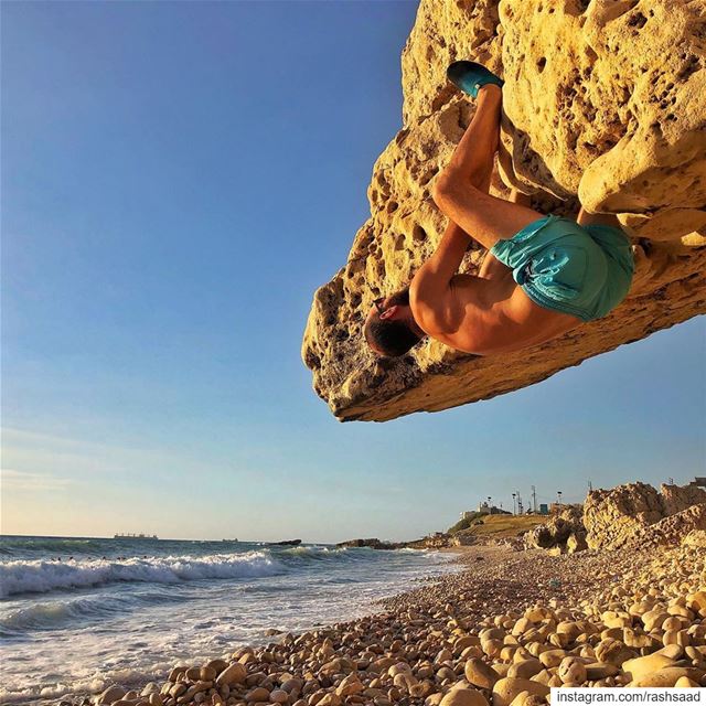 Just couldn’t help it 🌝🧗‍♂️.... bouldering  climbing  rocks ... (Batroûn)