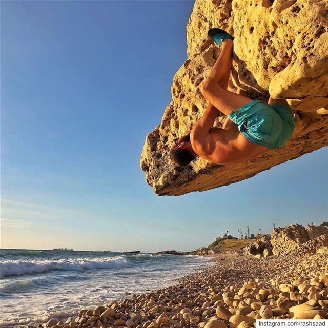 Just couldn’t help it 🌝🧗‍♂️.... bouldering  climbing  rocks ... (Batroûn)