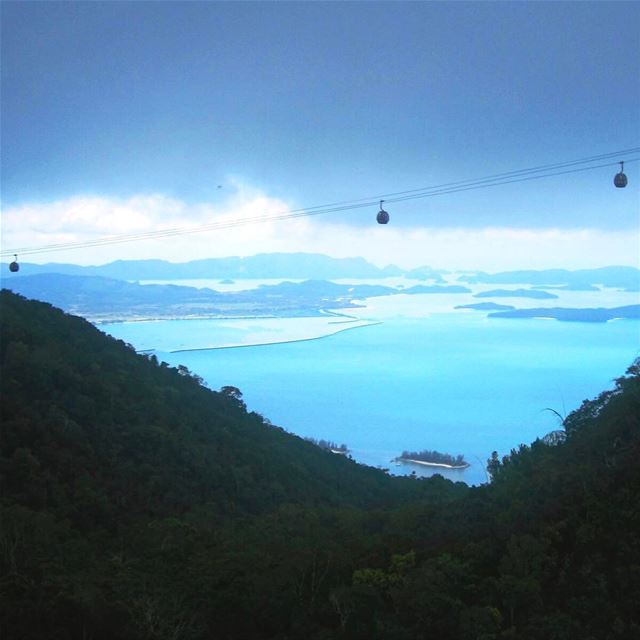 Just Fly, can you imagine doing this!! Wow instatraveling  instagood ... (Langkawi Sky Bridge)