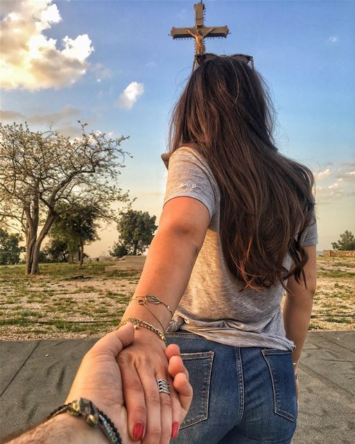 Just take my hand and follow me 💅🏻👌🏻  peterwenmaken ... (Deir el Qamar Synagogue)