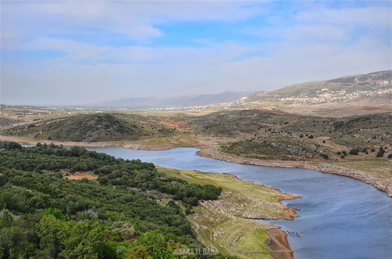 Keep going, the view is much better from up above 🏃🏽‍♀️ (El Qaraoun, Béqaa, Lebanon)