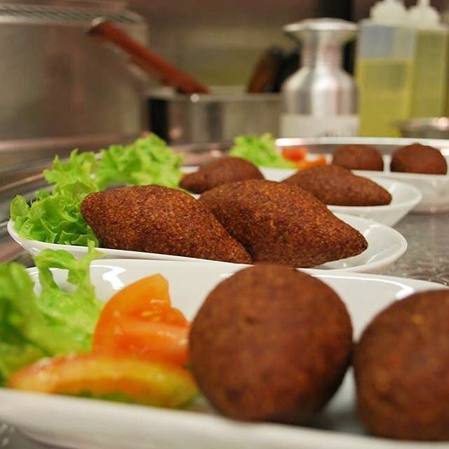 Kibbe Trabolsieh 😍👌🏻 Friterade bulgurbollar, fyllda med lök och nötfärs...