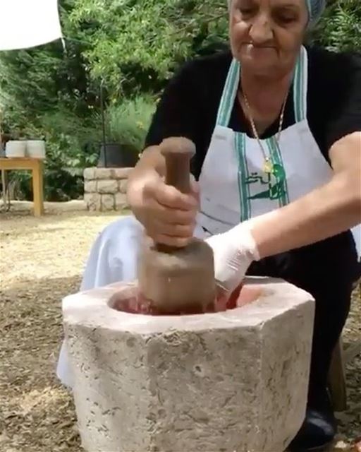 Kibbeh Nayeh, o verdadeiro quibe cru libanês, sendo rusticamente preparado... (Tawlet)