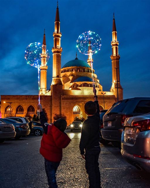 Kids and peace 🇱🇧🕊🇱🇧  lebanon  beirut  livelovebeirut  ig_lebanon ... (Mohammad Al-Amin Mosque)