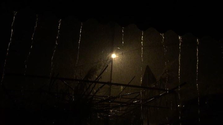 Kiss me with rain on your eyelashes, come on, let us sway together, under...