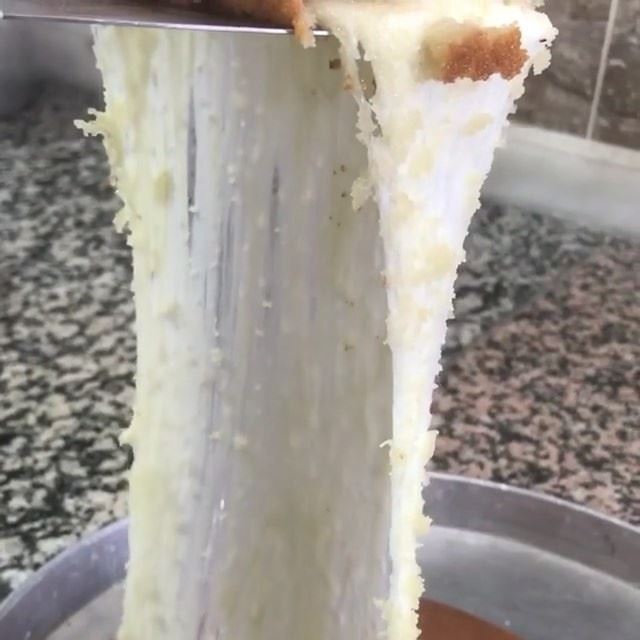 Knefe com muuuuito queijo é a sobremesa libanesa perfeita para hoje à...