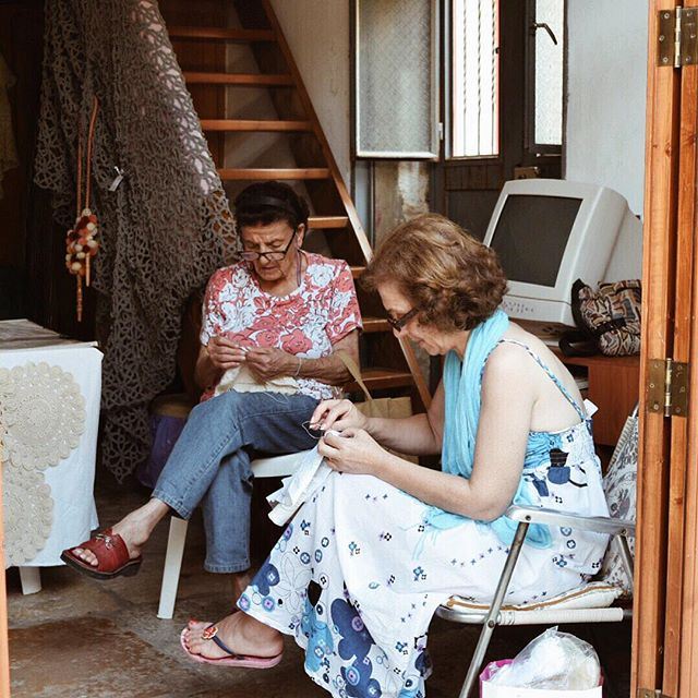 Knitting and telling stories ... liveauthentic DoumaByALocal (Douma, Liban-Nord, Lebanon)