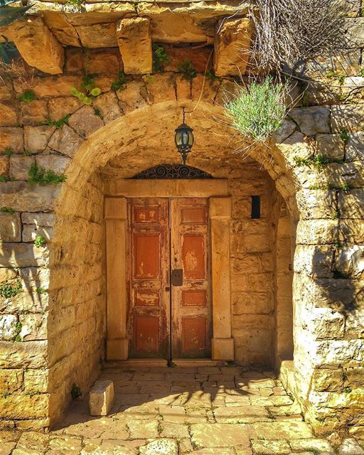 Knock knock 🏡 lebanon  nature  naturelovers  natureporn  landscape ... (Dayr Al Qamar, Mont-Liban, Lebanon)