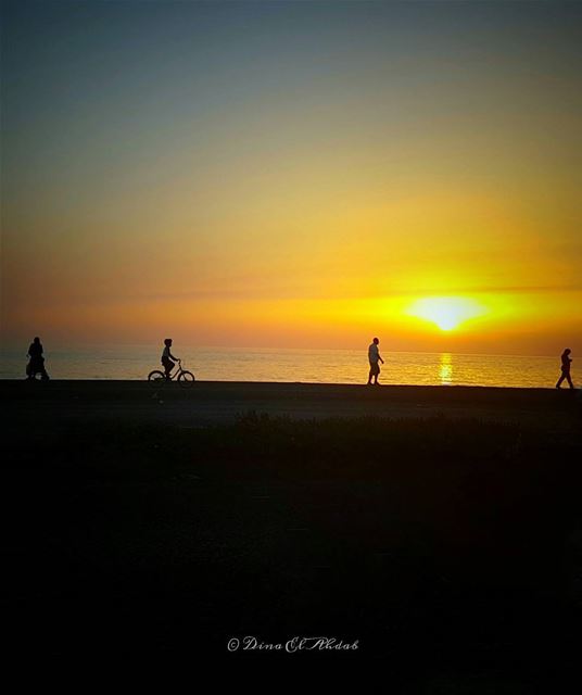 L'enfant et les autres,  la bicyclette et les pieds des autres, les... (El-Mina, Tripoli)