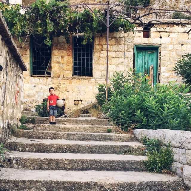 •La spontaneità dei bambini• Philintravel  livelovelebanon  livelovebekaa... (Machghara)