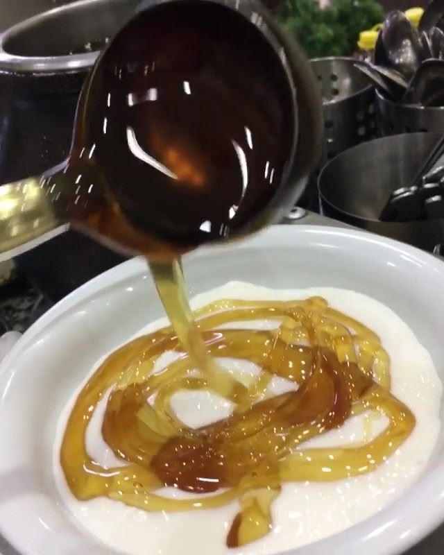 Labneh (iogurte libanês) com mel: uma deliciosa tradição nos cafés da manhã