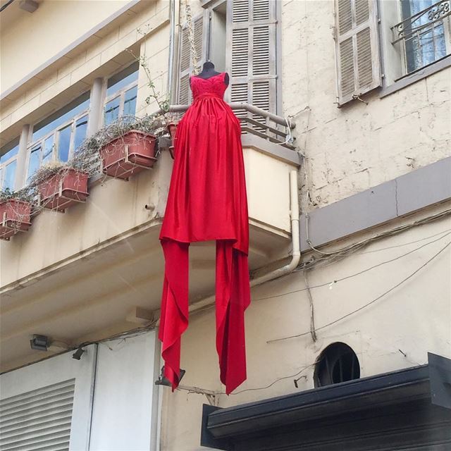 Lady in red is dancing with me cheek to cheek 🎤🎼🎹...not anymore she's...