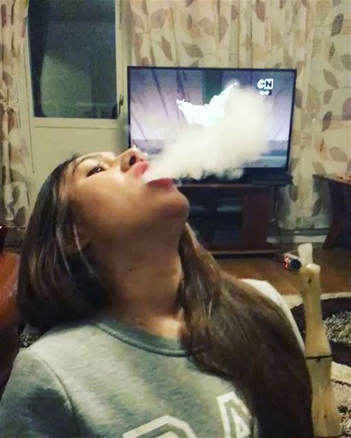 Lama l  argileh tkon hek shi 🔥💨😎@zeynab_ayache 😇 lebanese_in_sweden ... (Stockholm, Sweden)