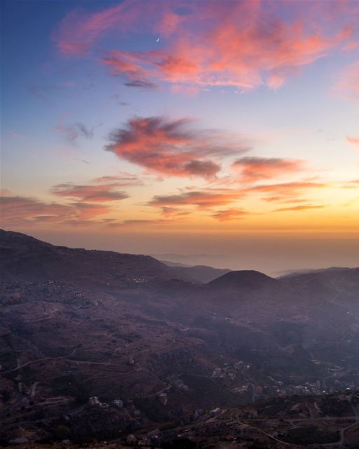 Last moments of Sun. Faraya Lebanon  livelovefaraya.... faraya  sunset... (Faraya, Mont-Liban, Lebanon)
