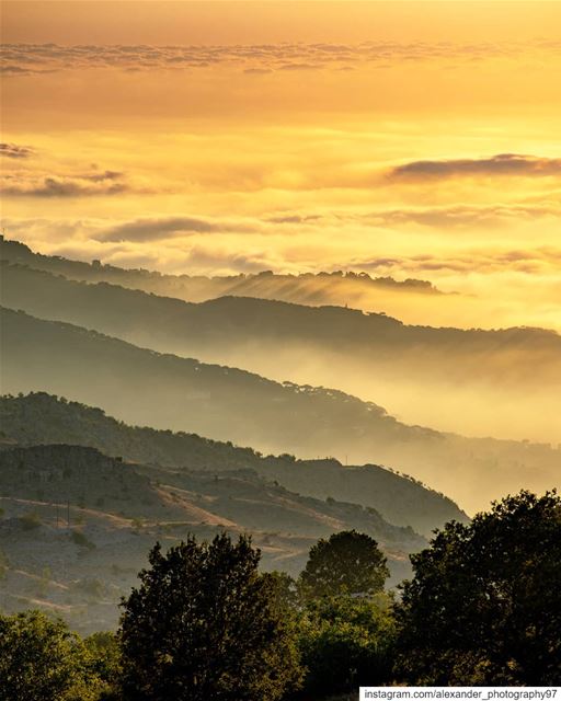 Layers - Beautiful Sunset above the clouds and Zaarour mountains range 🏔🌄 (Zaarour)