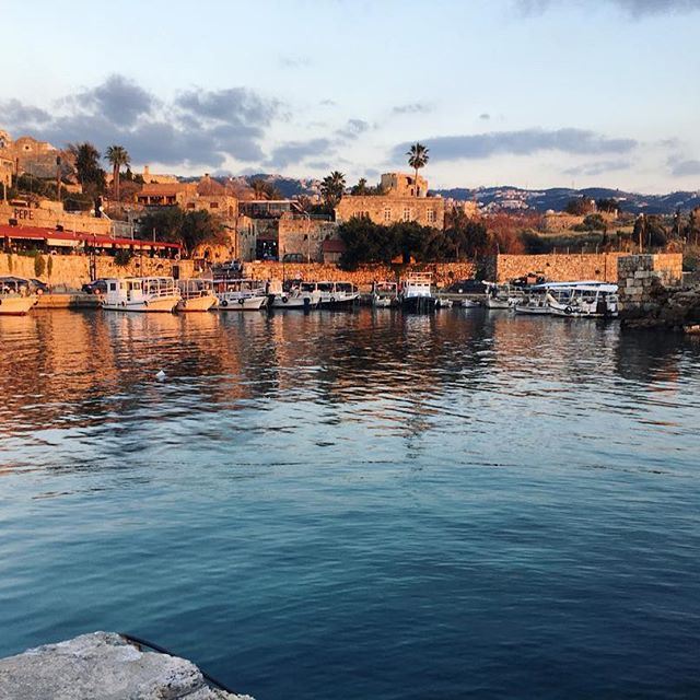 Le port actuel de Byblos est l’image rénovée de l’antique port qui avait, dès l’âge du bronze, servi aux Phéniciens pour exporter le bois de cèdre vers l’Égypte pour fa fabrication des navires et la résine ... "l'orient le jour"